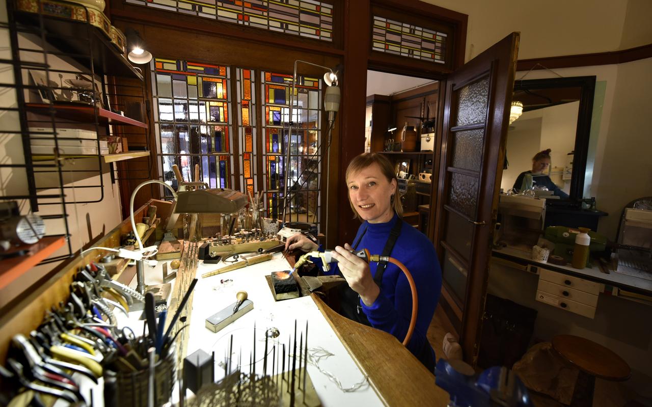 Edelsmid Sanne Bergsma aan het werk in haar atelier. Edelsmid Sanne Bergsma aan het werk in haar atelier.