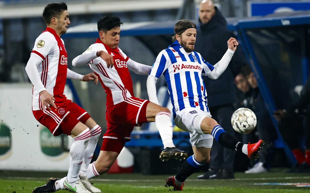 Lasse Schöne houdt namens SC Heerenveen Dusan Tadic en Edson Alvarez van Ajax van zich af. Lasse Schöne houdt namens SC Heerenveen Dusan Tadic en Edson Alvarez van Ajax van zich af.