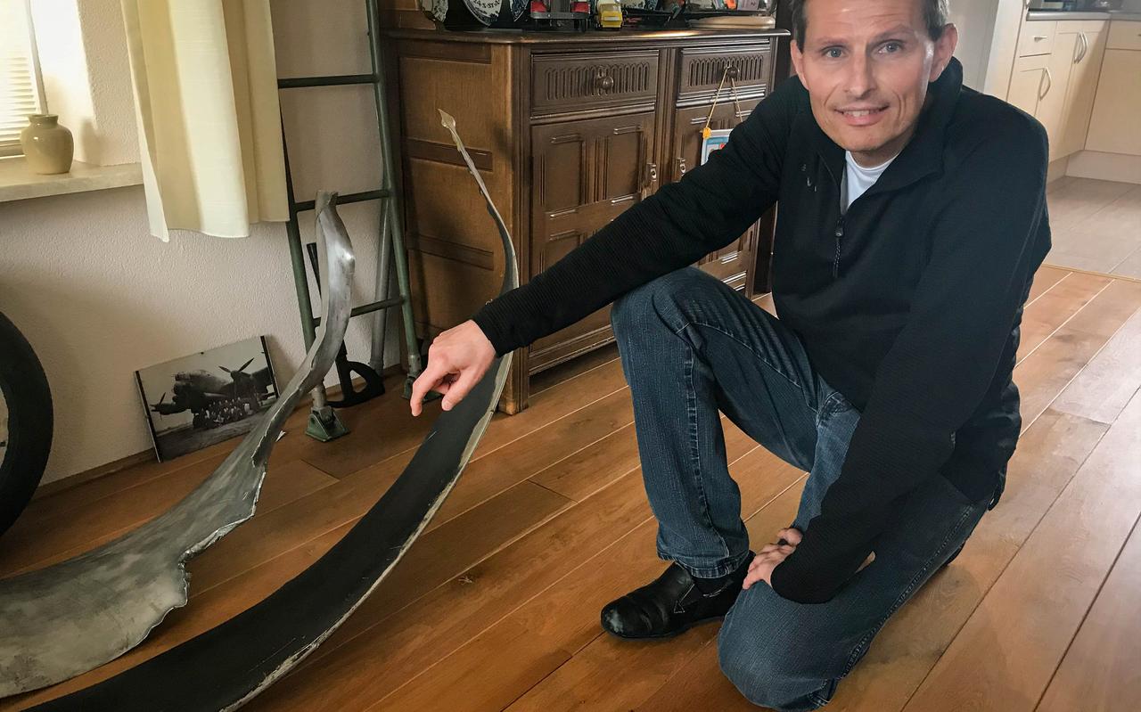 Lieuwe Boonstra, hier poserend bij oude vliegtuigonderdelen in zijn woonkamer in De Knipe, heeft een boek geschreven over twee vliegcrashes bij Terwispel tijdens de Tweede Wereldoorlog. Lieuwe Boonstra, hier poserend bij oude vliegtuigonderdelen in zijn woonkamer in De Knipe, heeft een boek geschreven over twee vliegcrashes bij Terwispel tijdens de Tweede Wereldoorlog.