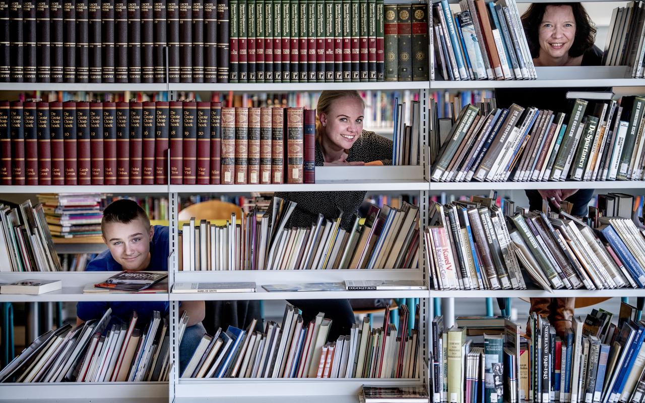 Stefan de Ruiter,daarnaast docent Paula Westra en Esther Oskam van dBieb in de mediatheek. Stefan de Ruiter,daarnaast docent Paula Westra en Esther Oskam van dBieb in de mediatheek.