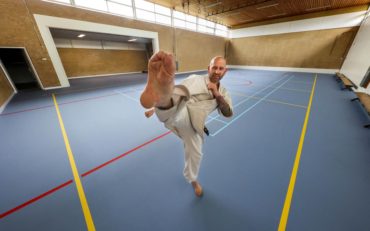 Karateleraar Peter Smit is met Dojo Súdwest neergestreken in de vernieuwde gymzaal Stadsfenne in Sneek.