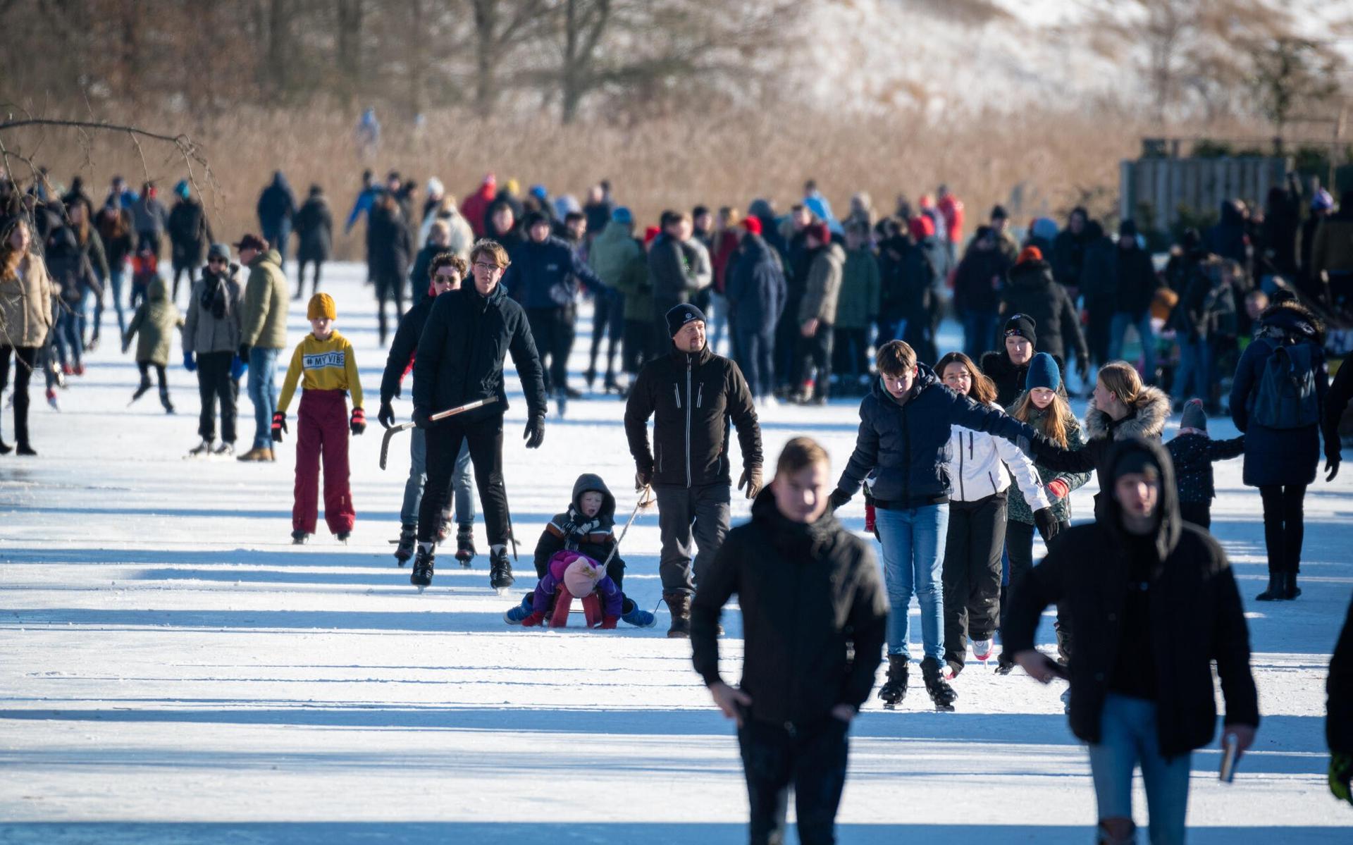 WOLVEGA - Honderden mensen zijn het ijs opgestapt in de Lindewijk in Wolvega om het ijs te testen. Het ijs ligt er volgens de schaatsers goed bij.
