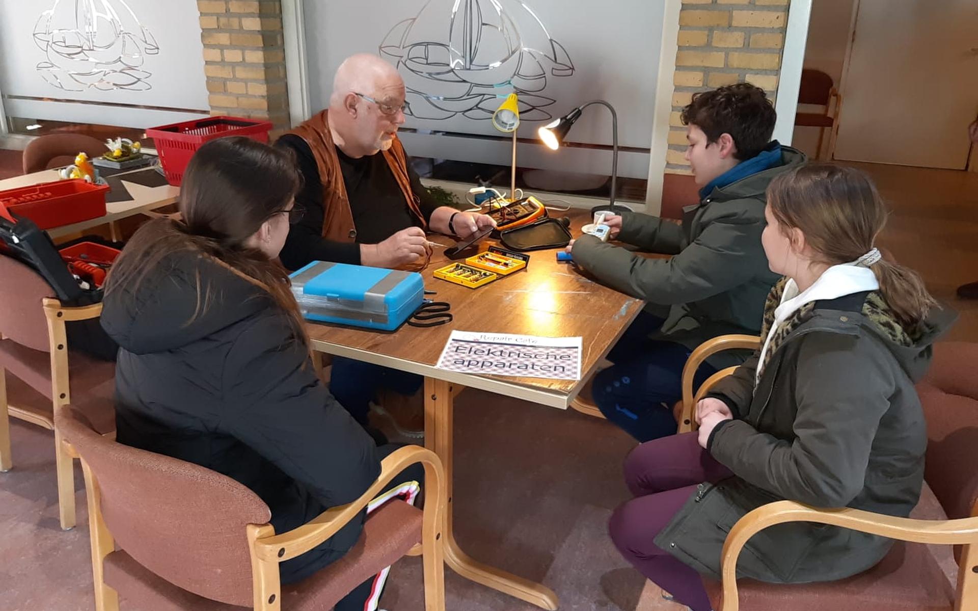 Leerlingen van Sint Jozefschool in Lemmer op bezoek bij het Repair Café. Foto Ludy van der Veen