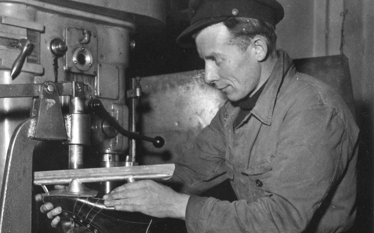 Aan het werk in de fabriek van Nooitgedagt (1956)