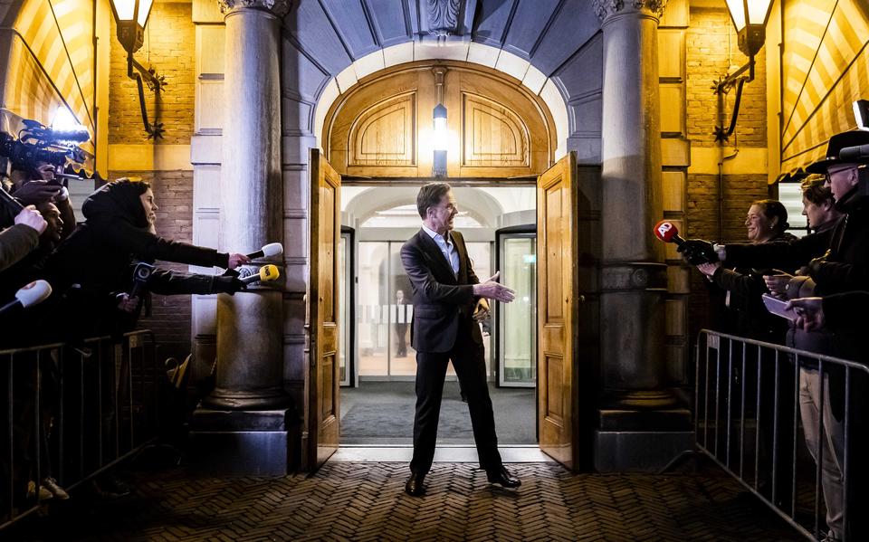 Premier Mark Rutte bij het ministerie van Algemene Zaken na afloop van een gesprek over de uitslag van de Provinciale Statenverkiezingen. 