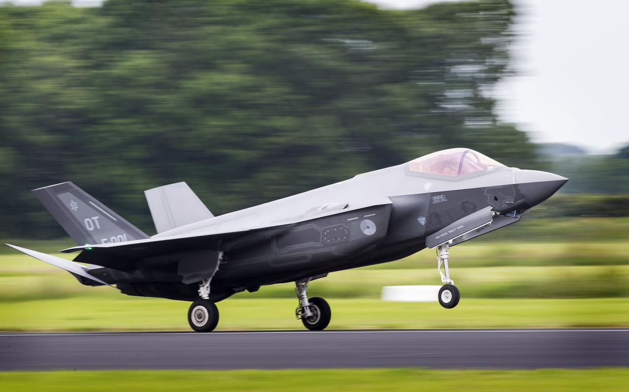 Een F-35 in Leeuwarden. Een F-35 in Leeuwarden.