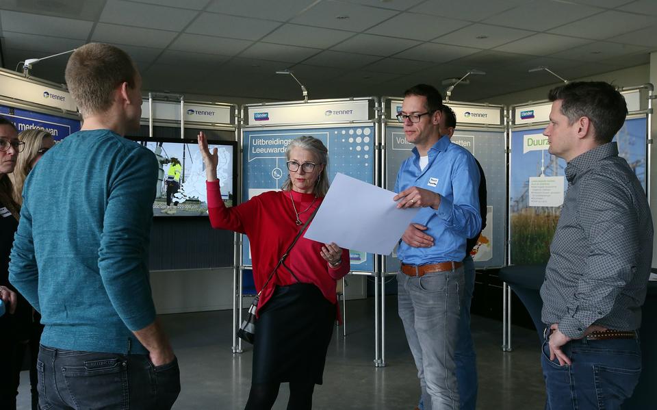 Wilma Schuurmans, die niet ver van het te bouwen hoogspanningsstation woont, laat zich bijpraten. 'Als je met kleine stapjes kunt zien wat er gebeurt, ga je mee in het proces. Want we willen hier graag blijven wonen.'