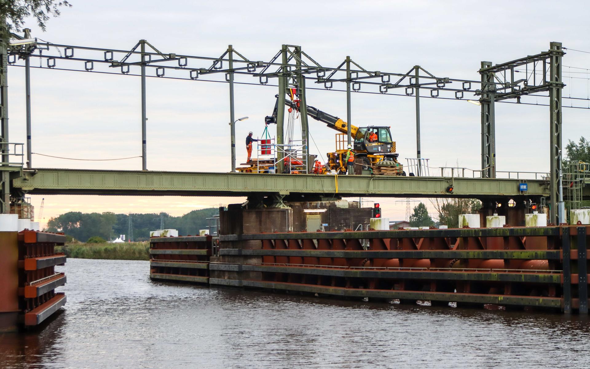 Defecte cilinder uit spoorbrug Van Harnixmakanaal gehaald, treinen rijden weer - Leeuwarder Courant