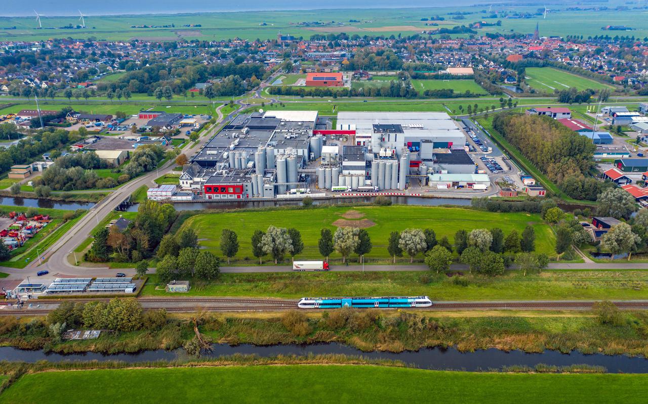 De zuivelfabriek van FrieslandCampina in Workum.