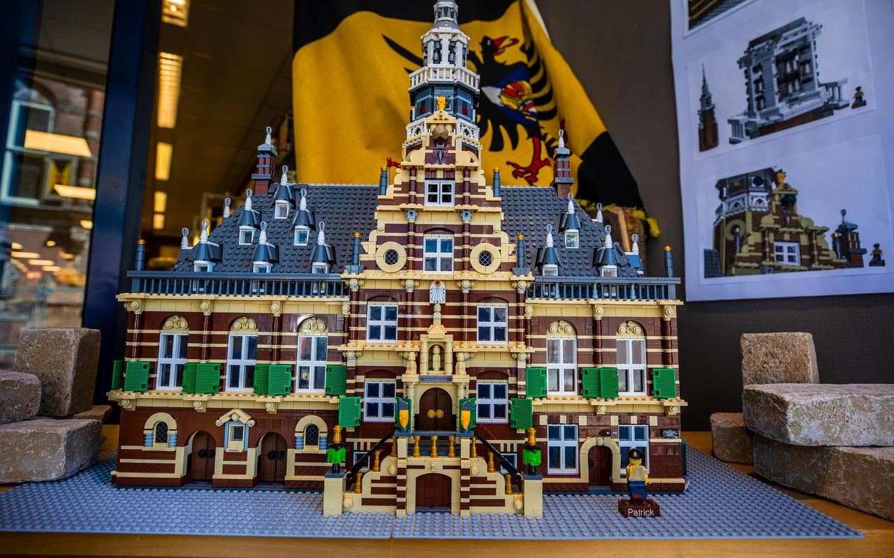 Het stadhuis van Bolsward in 7500 legoblokjes. Het stadhuis van Bolsward in 7500 legoblokjes.