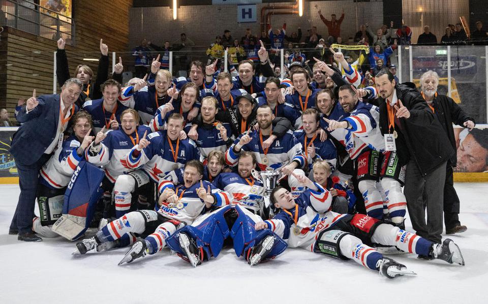 Een enorme vreugde uitbarsting direct na de laatste zoemer bij Flyers. De ploeg uit Heerenveen is landskampioen.