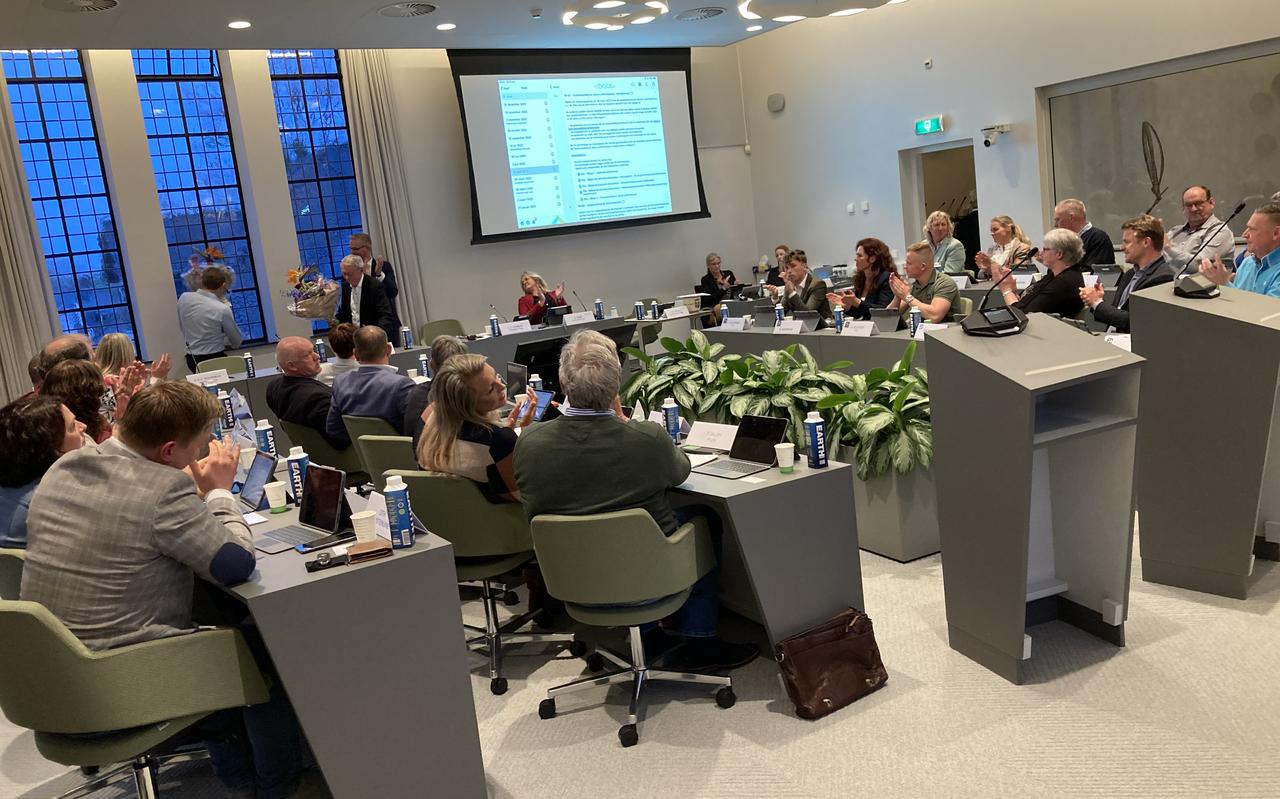 Informateurs Hendrik ten Hoeve en Anne Jochum de Vries krijgen bloemen en applaus in Burgum, ondanks de teleurstelling bij de partijen die buiten de boot vallen. Informateurs Hendrik ten Hoeve en Anne Jochum de Vries krijgen bloemen en applaus in Burgum, ondanks de teleurstelling bij de partijen die buiten de boot vallen.