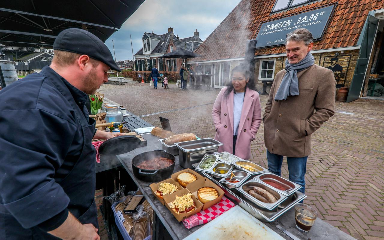 Kok Simon de Mol haalt het deksel van de pan, om broodjes pulled beef te maken voor Han Kiers en Niyada Chumsen uit Scheemda. Kok Simon de Mol haalt het deksel van de pan, om broodjes pulled beef te maken voor Han Kiers en Niyada Chumsen uit Scheemda.