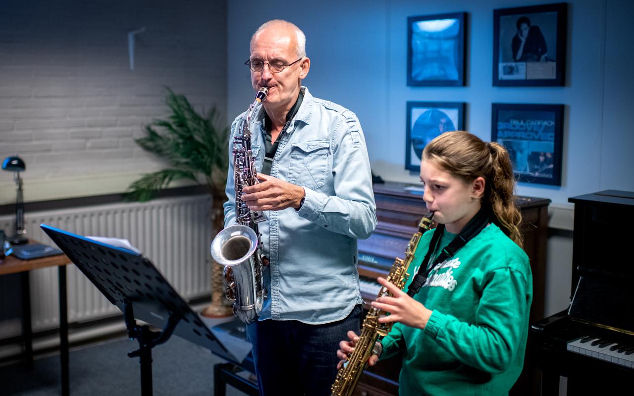 Jelle Visser geeft saxofoonles aan Welmoed.