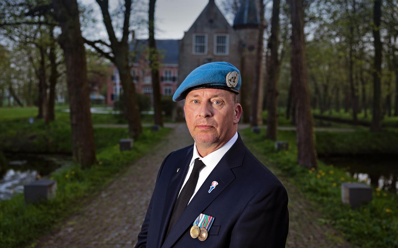 Menno Franckena uit Ysbrechtum staat tijdens de Nationale Dodenherdenking op de Dam in de erecouloir van veteranen. ,,Uit respect en eerbied voor alle veteranen.''