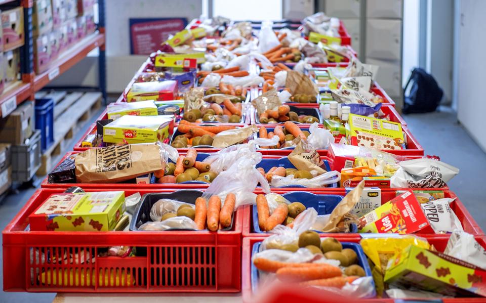 Pakketten staan klaar om door klanten van de voedselbank te worden opgehaald