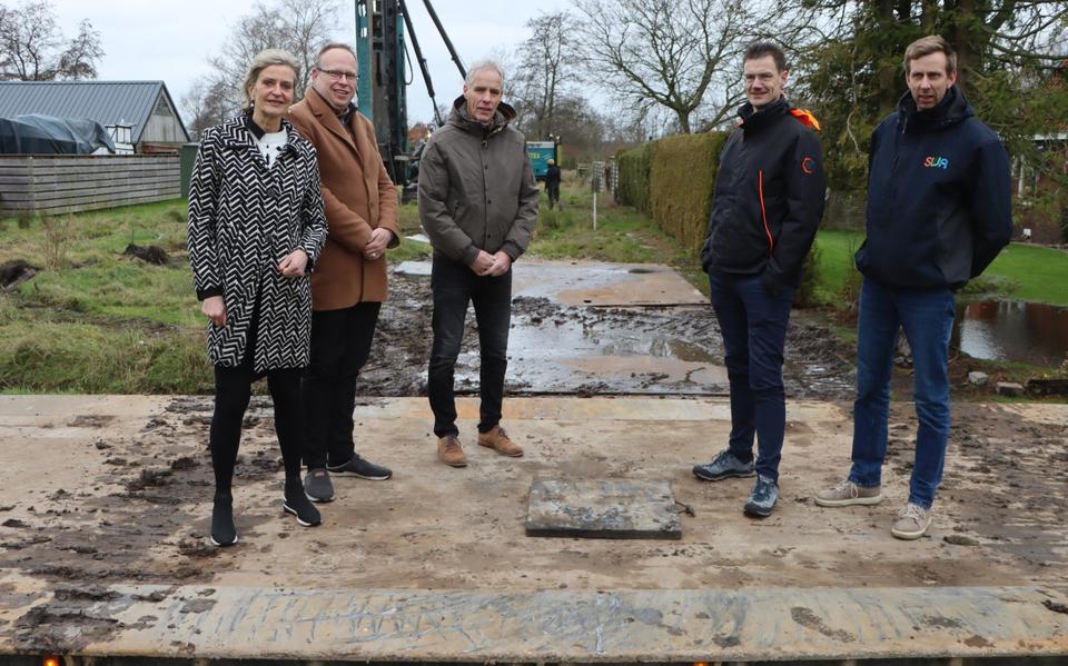  Emmy Elgersma en naast haar wethouder Brinkman krijgen uitleg.