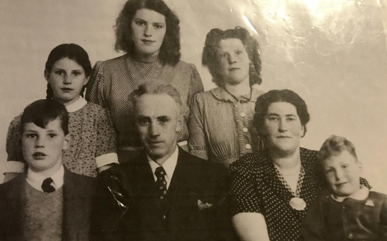 Vanaf links: Harmen Bakker (jongste zoon), Ulrika Bakker (Thomas Sijtsma's oma, roepnaam: Riek), Hil Bakker (oudste dochter), Berend Bakker (vader van het gezien), Sietske Bakker (een na oudste), Jeltje Bakker- Woudsma (moeder gezin), Harry Davids. Vanaf links: Harmen Bakker (jongste zoon), Ulrika Bakker (Thomas Sijtsma's oma, roepnaam: Riek), Hil Bakker (oudste dochter), Berend Bakker (vader van het gezien), Sietske Bakker (een na oudste), Jeltje Bakker- Woudsma (moeder gezin), Harry Davids.