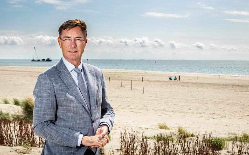 Burgemeester Leo Pieter Stoel op het Noordzeestrand bij Hollum. 