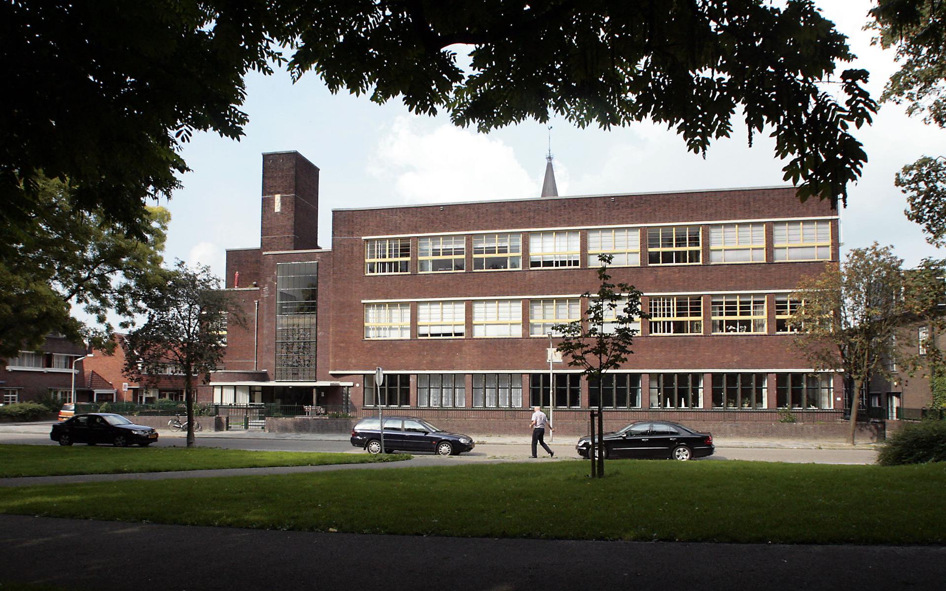 Oude schoolgebouwen krijgen soms een tweede leven, vaak na een grondige renovatie. De voormalige middelbare- en hogere technische school in Leeuwarden werd omgebouwd tot appartementencomplex Wilhelminastate. 