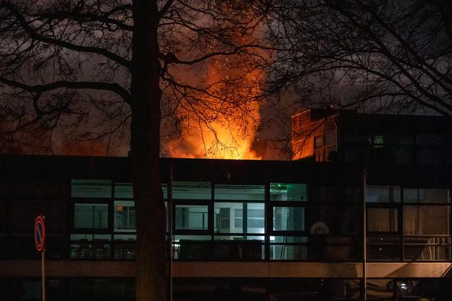 LIVE | Vlammen slaan uit dak van CSG Bogerman in Sneek & botsing tussen motor en ambulance in Leeuwa