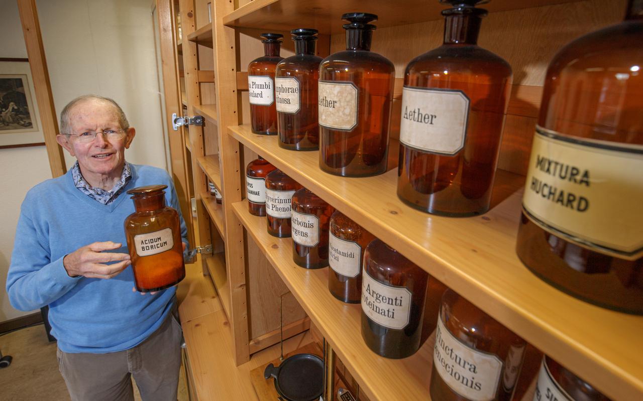 Jan de Haan in zijn vroegere onderzoekskamer en huidige studeerkamer, een ouderwetse apotheek. Hij woont nog altijd met zijn vrouw in de voormalige dokterswoning. Jan de Haan in zijn vroegere onderzoekskamer en huidige studeerkamer, een ouderwetse apotheek. Hij woont nog altijd met zijn vrouw in de voormalige dokterswoning.