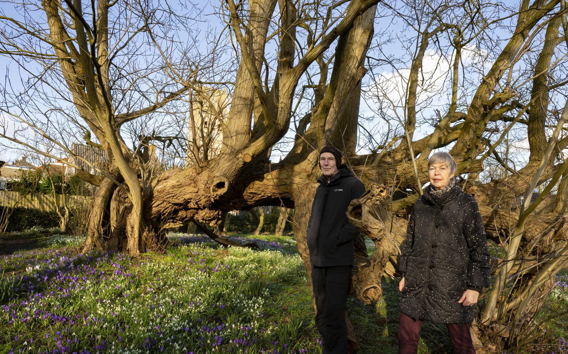 Trudy en Willem van Riemsdijk in de tuin van stichting Stinze Stiens, afgelopen februari. 