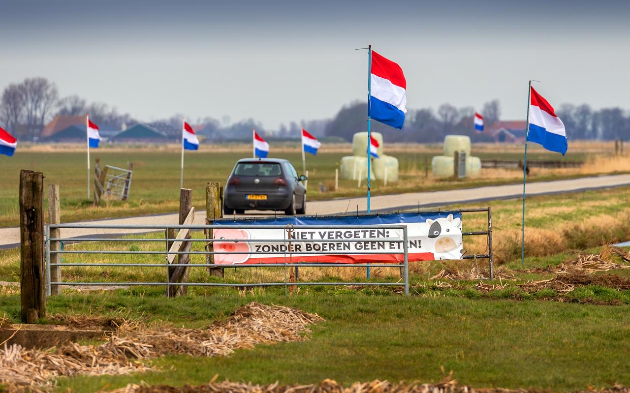 Een deel van de protestvlaggen is weer omgedraaid. Een deel van de protestvlaggen is weer omgedraaid.