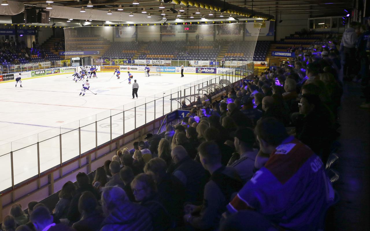 De ijshockeyhal van Thialf tijdens de wedstrijd Unis Flyers - Den Haag. De ijshockeyhal van Thialf tijdens de wedstrijd Unis Flyers - Den Haag.
