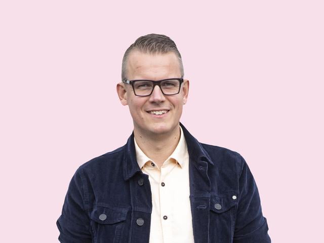 Ze is weg. En ik zit hier. En dat is helemaal oké, herhaal ik tegen mezelf, helemaal oké, het is ech