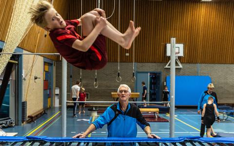 Lieuwe Bergstra, al 52 jaar gymnastiektrainer in IJlst, houdt de verrichtingen van zijn pupillen scherp in het oog.
