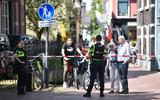 De omgeving van het provinciehuis in Leeuwarden is afgesloten door de politie. FOTO JACOB VAN ESSEN