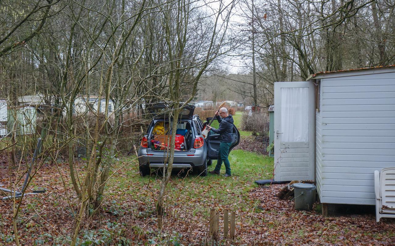 Oud-bewoner Jeep Zwier bezig met het ontruimen van zijn stacaravan in Recreatiecentrum Hanestede in Noordwolde.