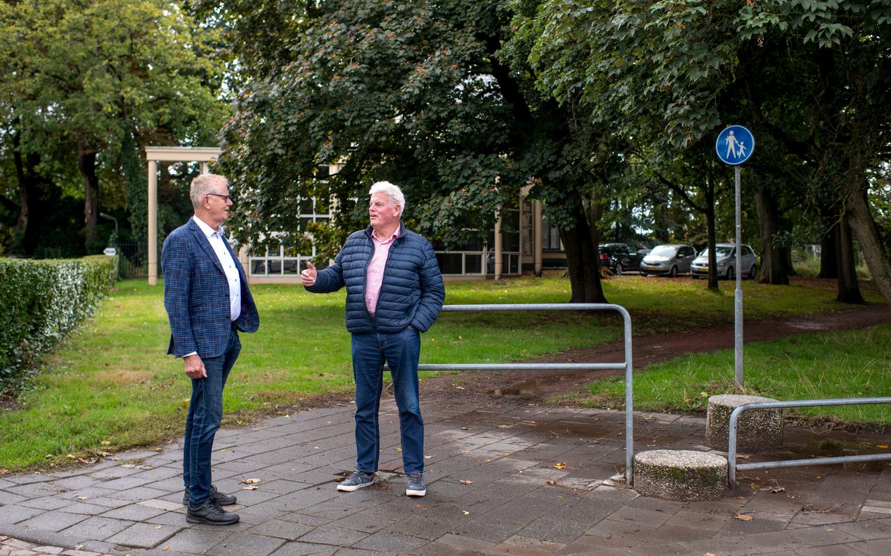 Harrie Hofstee (links) en Theo Sibma bij de plek waar de gemeente de nieuwe parkeerplaatsen wil hebben.