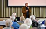 Prof. dr. Douwe Draaisma spreekt op zijn 69e verjaardag over het thema 'Ach, wat is oud?' voor de leden van de de Protestants Christelijke Ouderen Bond.