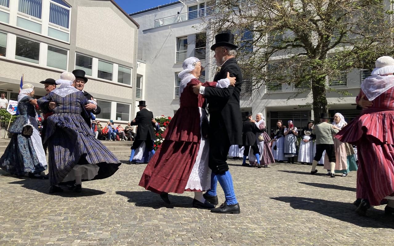 Skotsploech de Fryske Dûnsers zondagmiddag op het raadhuisplein van Helgoland. Skotsploech de Fryske Dûnsers zondagmiddag op het raadhuisplein van Helgoland.