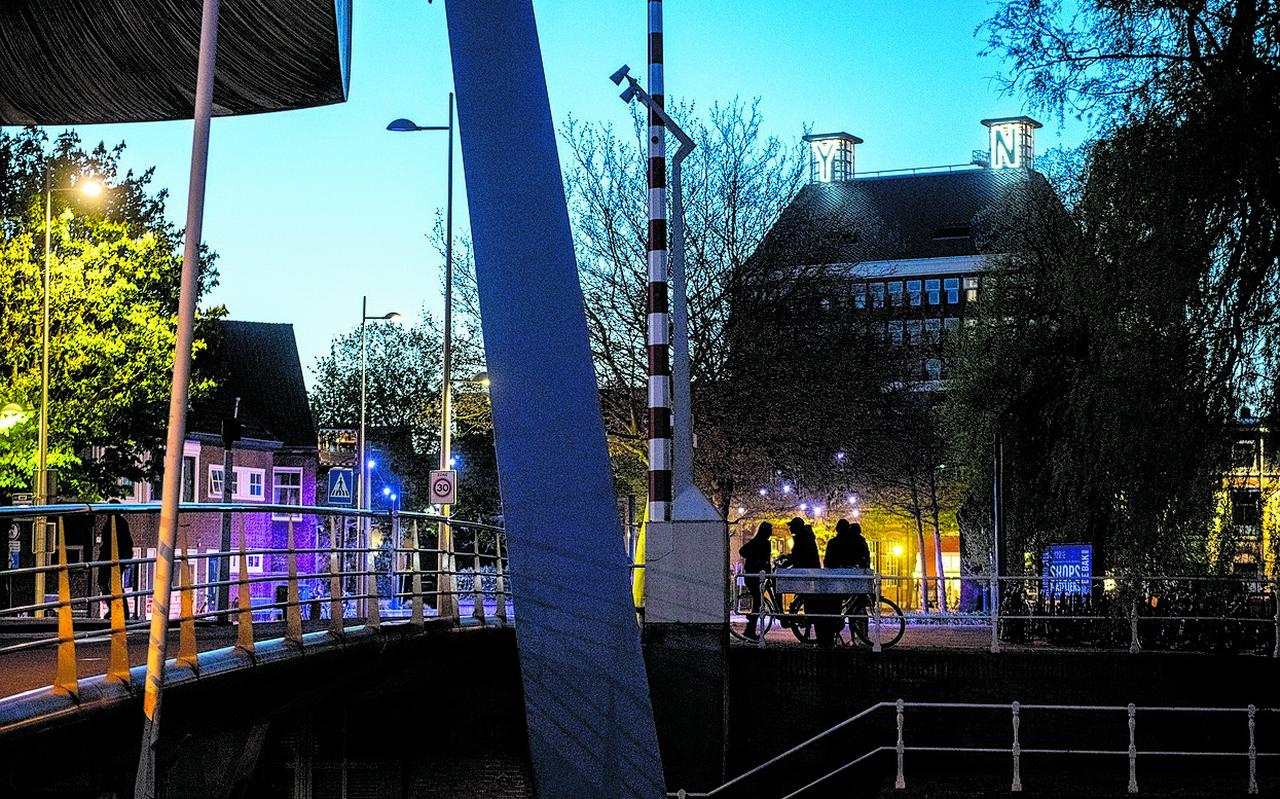 Jongeren ‘hangen’ samen bij de Blokhuispoortbrug in Leeuwarden. Jongeren ‘hangen’ samen bij de Blokhuispoortbrug in Leeuwarden.