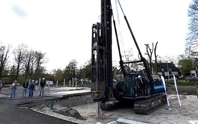 Start bouw Nij Wenwille in Drachten: de eerste paal staat