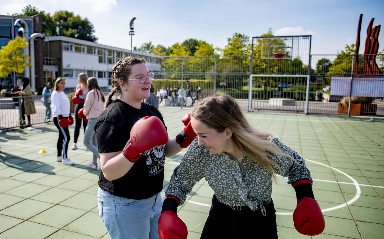 Werken aan je eigen weerbaarheid kan ook tijdens de maatschappelijke diensttijd. Studenten Bertine en Roos doen een workshop kickboksen. 