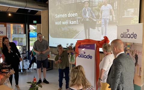 Presentatie van het nieuwe logo van zorgkoepel Alliade in woon- en dagbestedingscentrum De Wissel in Beetsterzwaag.