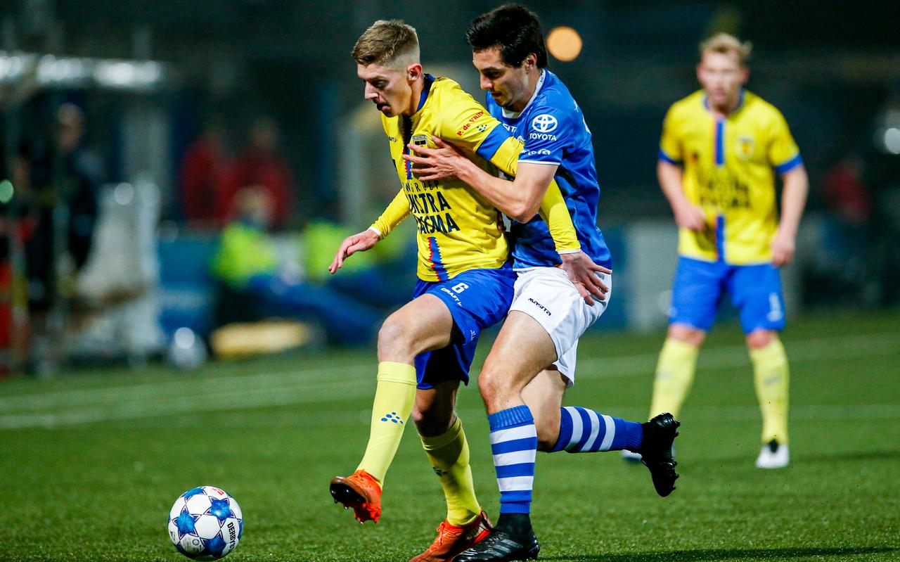 Mees Hoedemans heeft controle over de bal en Den Bosch-speler Declan Lambert. Mees Hoedemans heeft controle over de bal en Den Bosch-speler Declan Lambert.