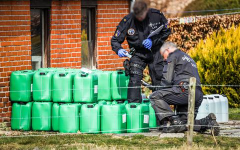 De politie vindt 30 maart tientallen vaten met chemicaliën in een woning aan De Skieding in Drachtstercompagnie.