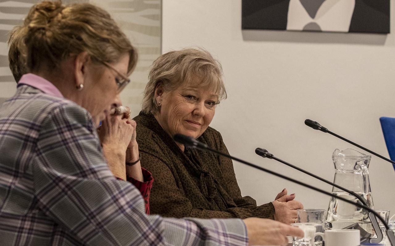 Burgemeester Caroline van de Pol hoort van de coalitiepartijen dat haar lot is bezegeld, op de voorgrond wethouder Jeltje Hoekstra-Sikkema.