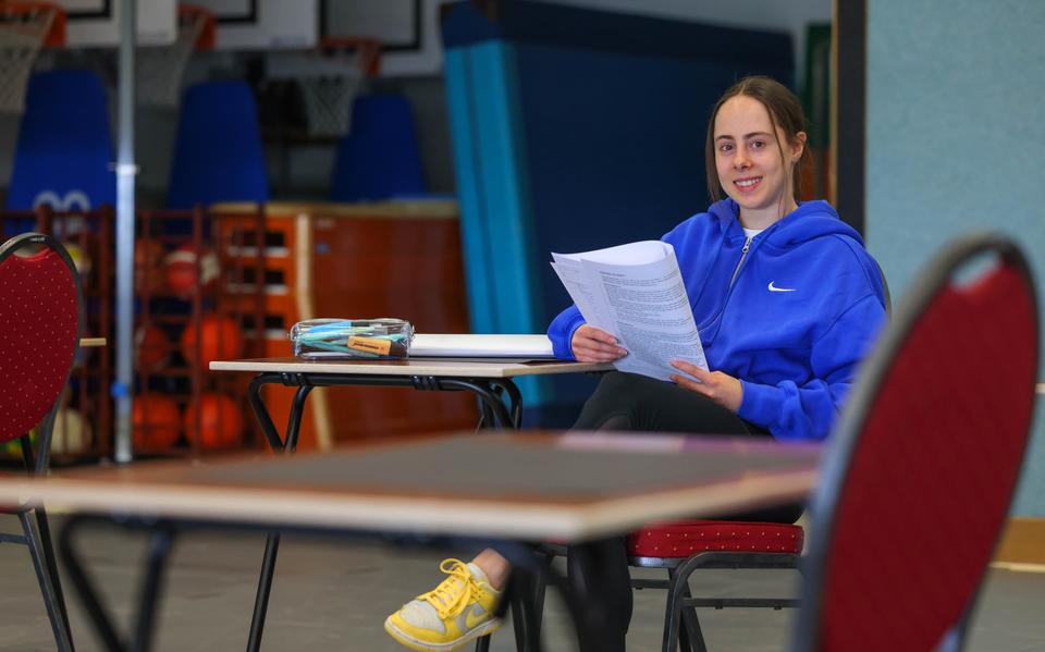 Mara Slippens in de gymzaal/examenhal van OSG Sevenwolden in Heerenveen. 