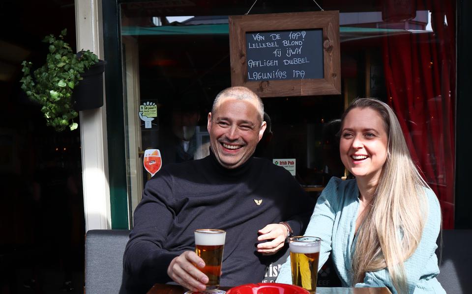 Matthy en Janneke op hun bankje bij de pub in Sneek.