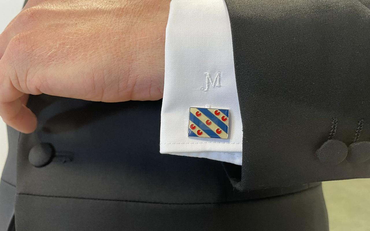 Friese manchetknopen onder het jacquet-kostuum van Harry Bevers, VVD'er uit Leeuwarden. FOTO LC