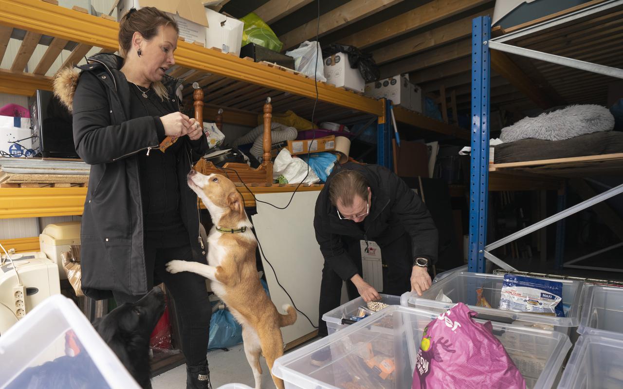 Penny Nienhuis en een vrijwilliger in de loods die ze sinds kort als opslag kan gebruiken voor de dierenvoedselbank.