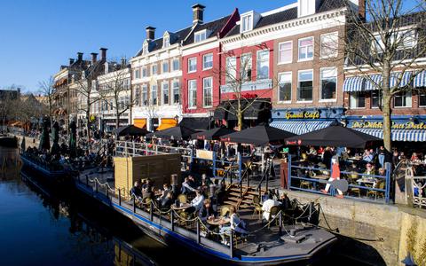 Mensen maken gebruik van de vele terrassen aan de Nieuwestad in Leeuwarden in februari.
