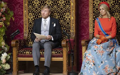 Koning Willem-Alexander leest op Prinsjesdag de Troonrede voor aan leden van de Eerste en Tweede Kamer in de Grote Kerk.