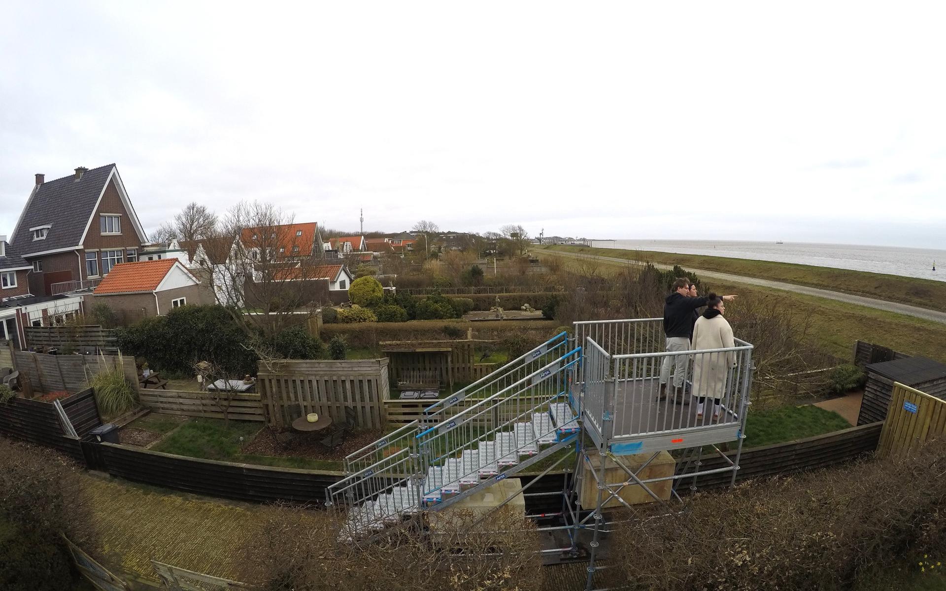 Bezoekers op de uitkijktoren, die achter de dijk van Vlieland is geplaatst voor een half jaar. 